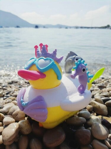 Изображение товара YOOKIDOO Игрушка для ванной Утка-русалка с водомётом и 15 аксессуарами для детей от 2 лет