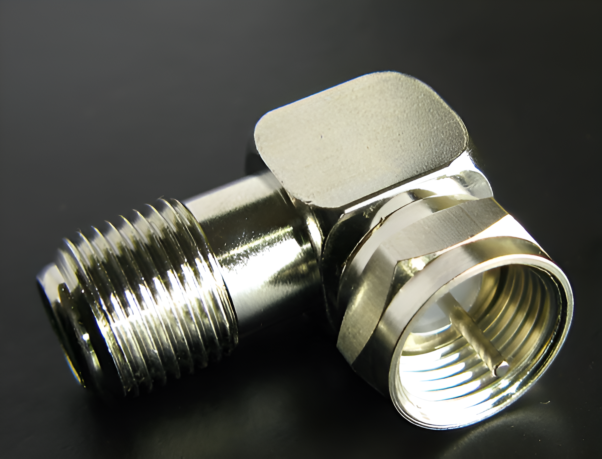 Переходник F-гнездо - F-штекер угловой F123-53 для подключения эфирного кабельного и спутникового телевидения