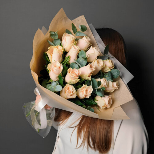 Изображение товара Цветы / Монобукет "Шармант", светлые розы, 15 штук, длина 50 см с эвкалиптом