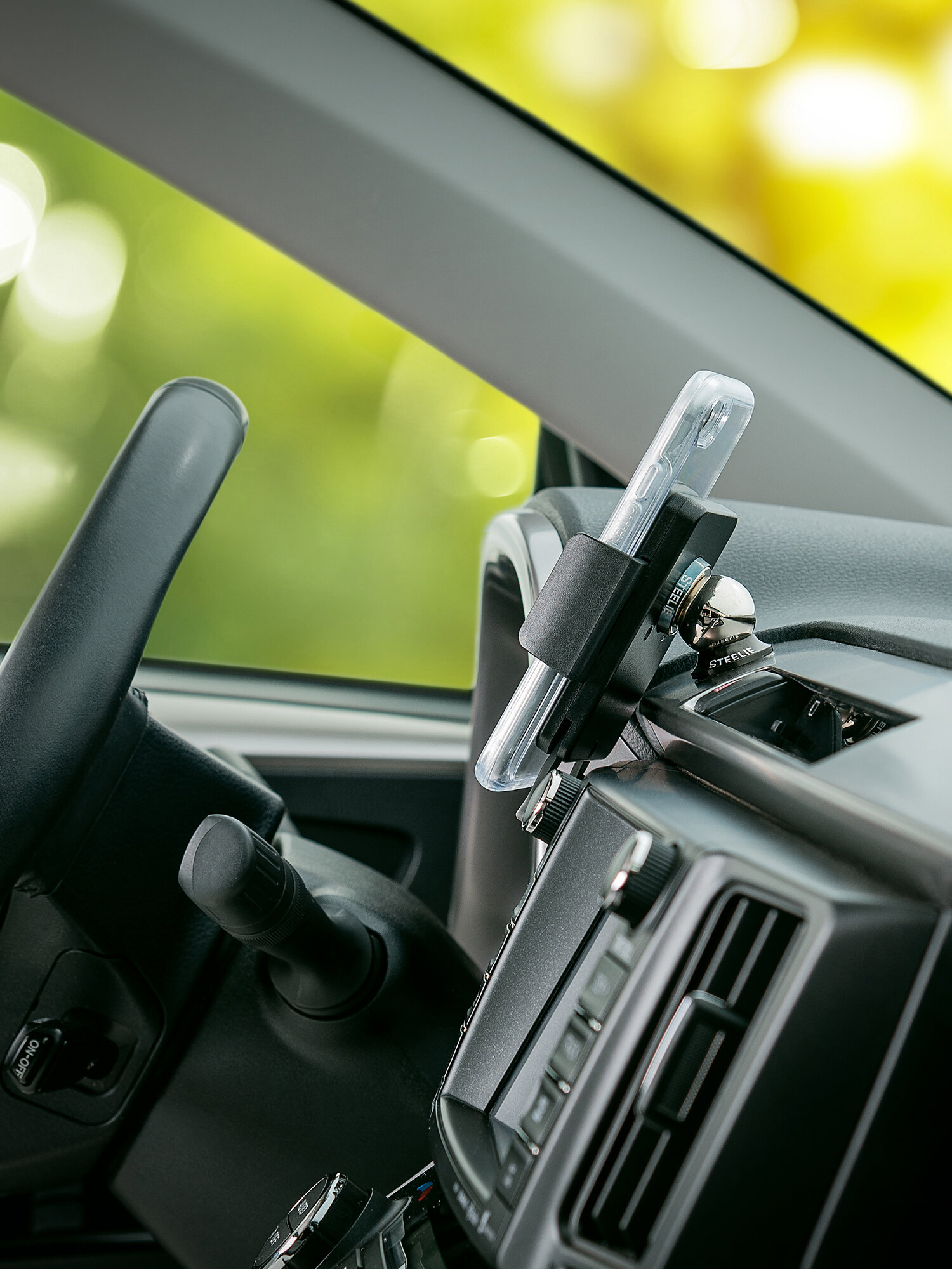 Магнитный держатель для телефона автомобильный Nite Ize Steelie Squeeze Dash Kit — фото 1