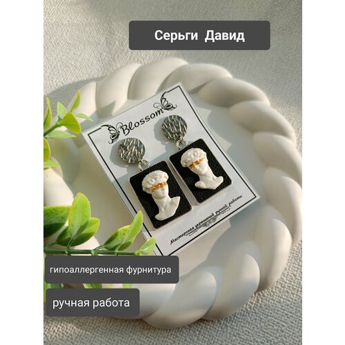 Серьги пусеты Blossom, размер 25 мм, белый