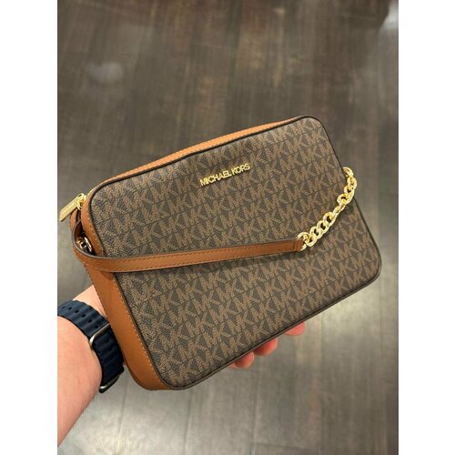 Сумка кросс-боди MICHAEL KORS Сумка женская прямоугольная с логотипом коричневая золотая фурнитура без цепи Michael Kors Outlet Jet Set Item Brown Gold No chain 35F8GTTC3B фактура зернистая матовая перфорированная рельефная коричневый 20261₽