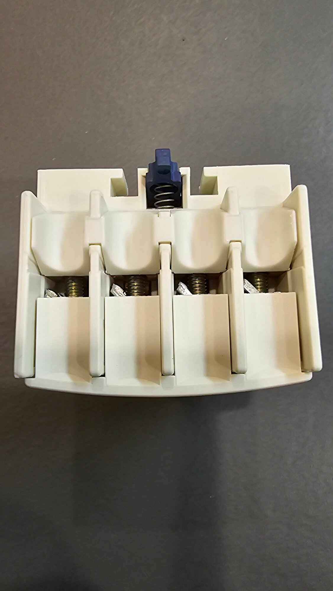 Контакт дополнительный фронтальный 3НО+1НЗ для контакторов cерии D Schneider Electric LADN31 — фото 1
