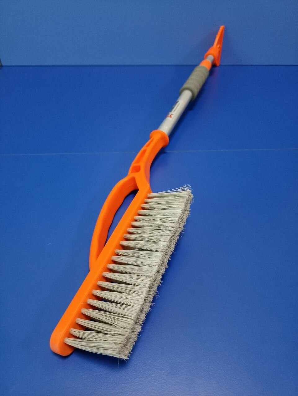 Щетка "AIRLINE" для снега и льда с распушенной щетиной, телескопической ручкой (75-100см)