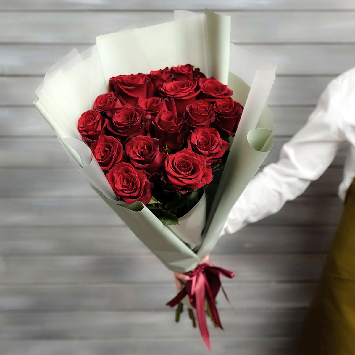 17 красных роз Эквадор высота 60 см в упаковке от Букет Маркет