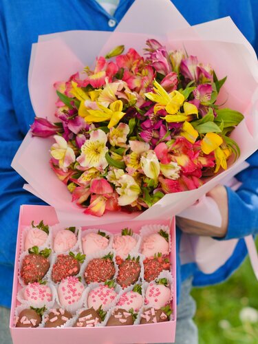 Изображение товара Букет альстромерии микс 15 шт "Краски лета" и набор клубники в шоколаде, , на 8 марта , 16-25 шт, подарок девушке, маме, коллеге