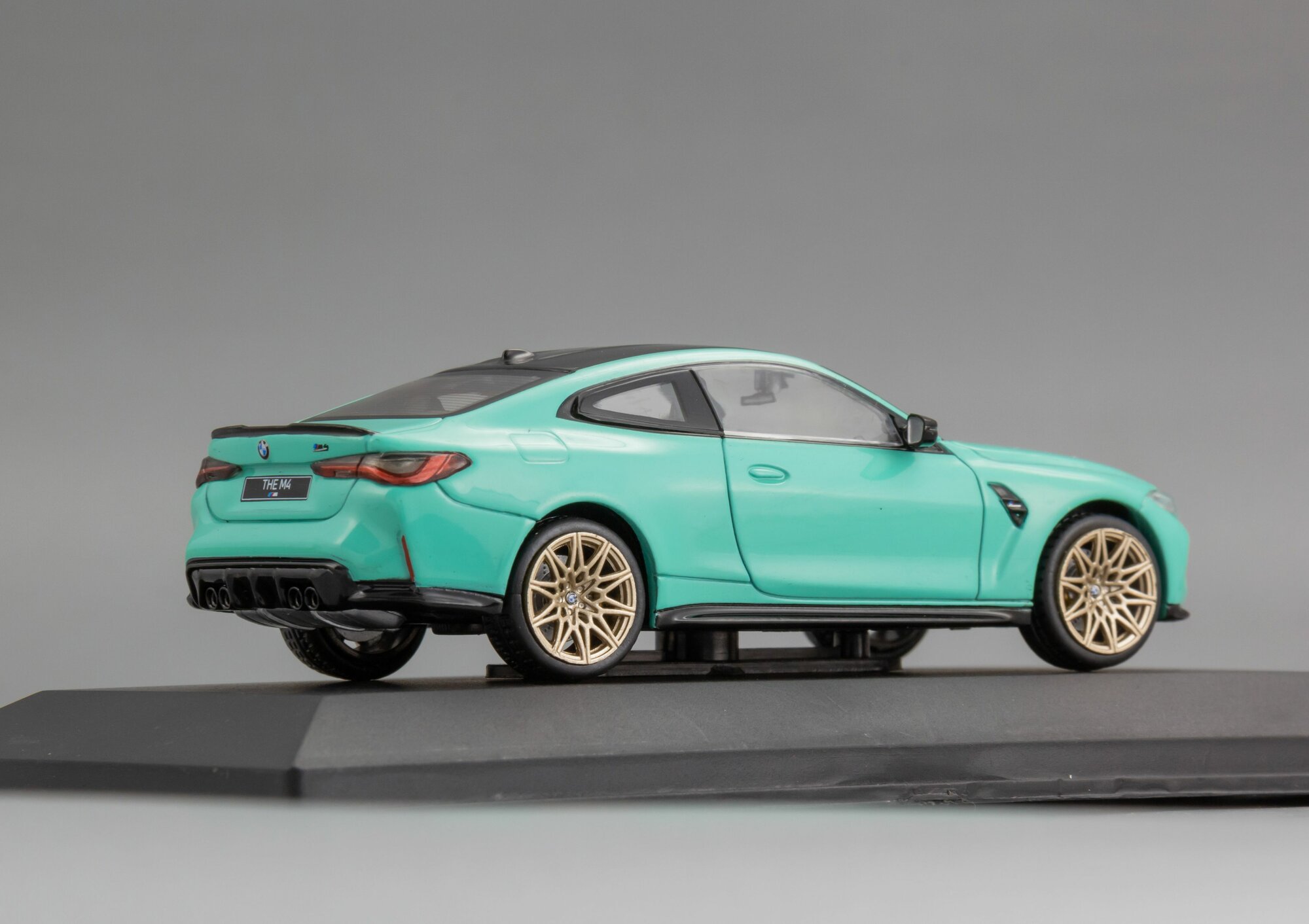 Коллекционная масштабная модель 1:43 BMW G82 M4 Competition - 2023 от Solido — фото 1