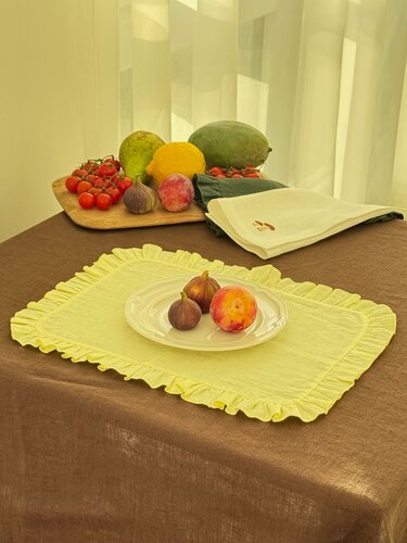Изображение товара Набор льняных салфеток 2шт. LenJuLen с рюшами цвет "Лимон" 35x45 см