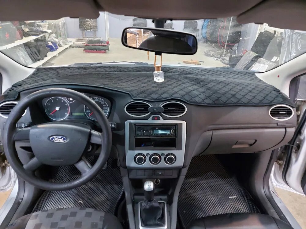 Накидка автомобильная на приборную панель Ford Focus II, велюр искусственный, чёрный