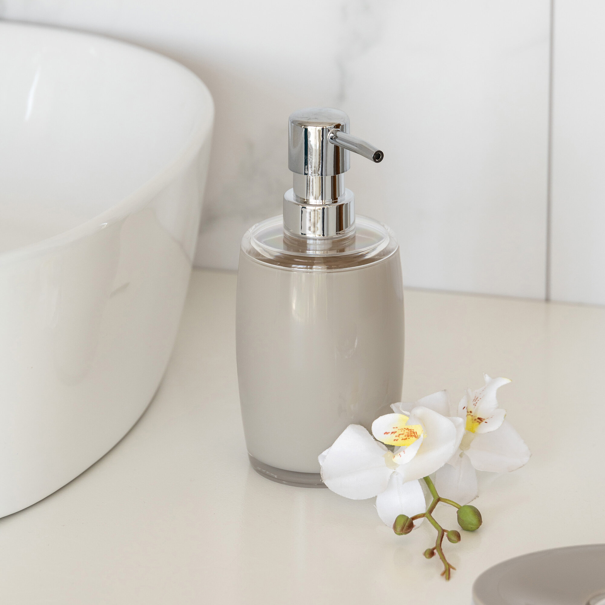 Диспенсер для жидкого мыла DeNASTIA овал, 300мл, пластик, бежевый — фото 1