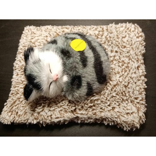Мягкая игрушка *Спящий котенок на коврике, мяукающий*, антистресс,14см х11см.