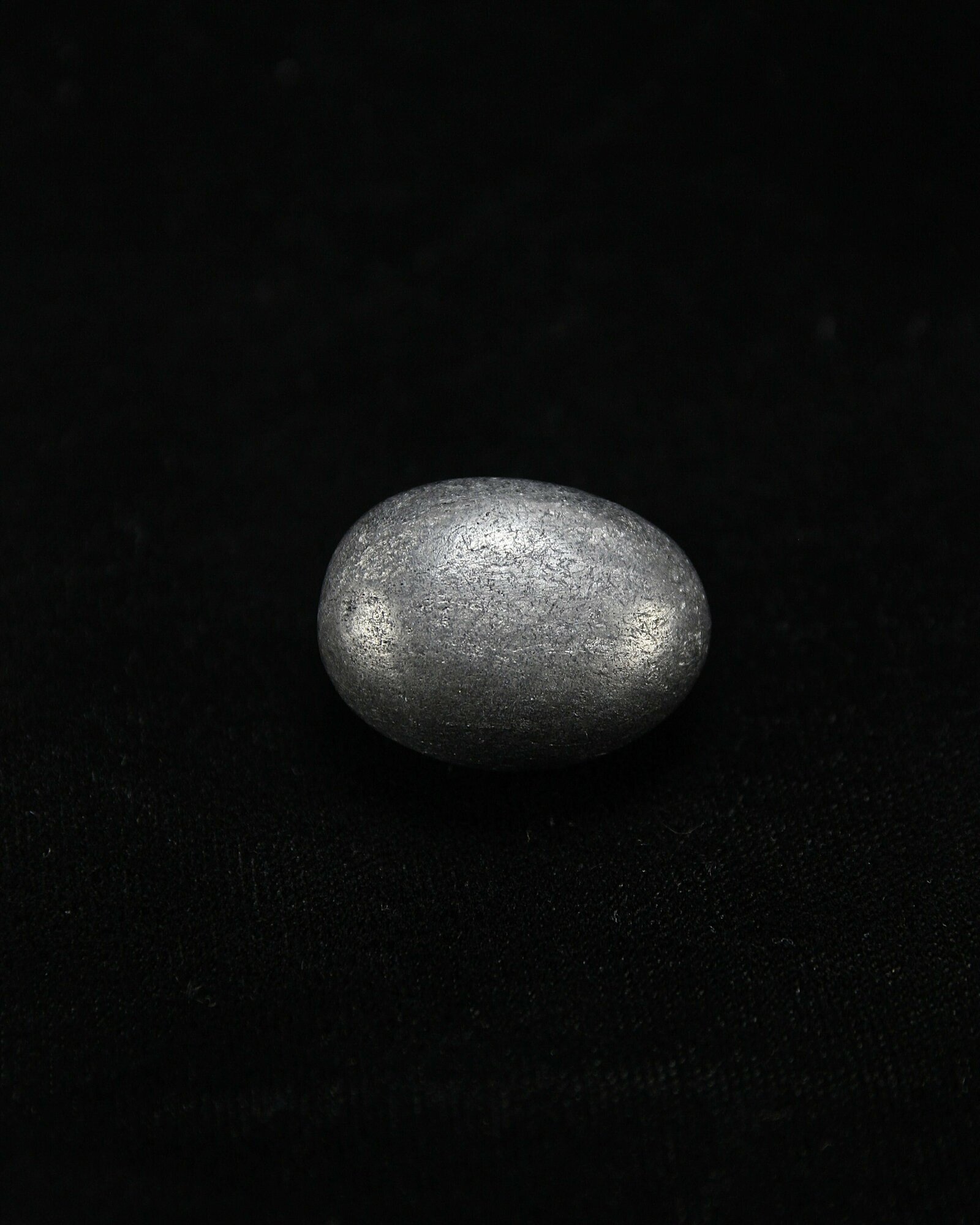 Натуральный камень Галтовка Шунгит для декора, поделок, бижутерии, 2 см, 1 шт