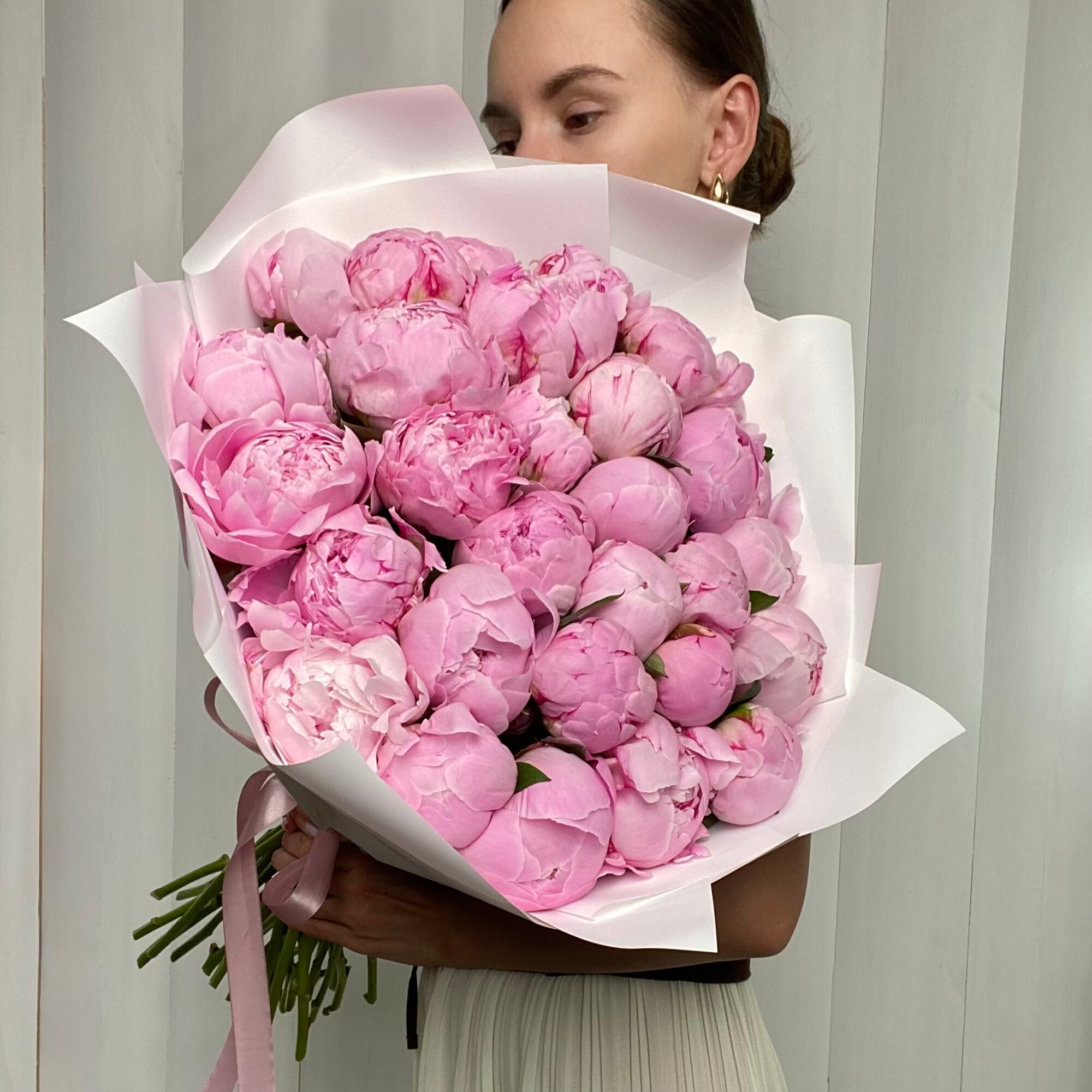 Букет живых пионов Сара Бернар в белой упаковке 29 шт Ver Flowers — фото 1