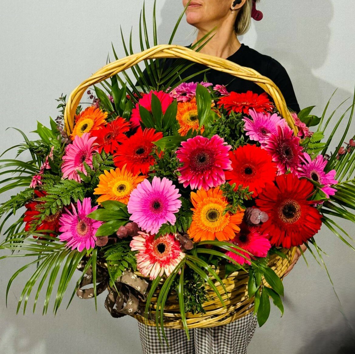 Большой букет гербер в корзине. Корзина с цветами разноцветные герберы