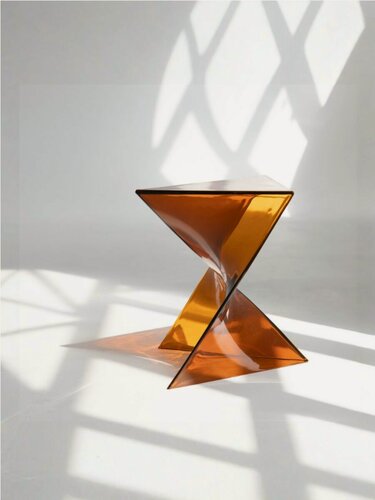 Изображение товара Столик журнальный Kafka треугольный, прозрачно-янтарный поликарбонат, высота 43 см, ширина 40 см Blesslight