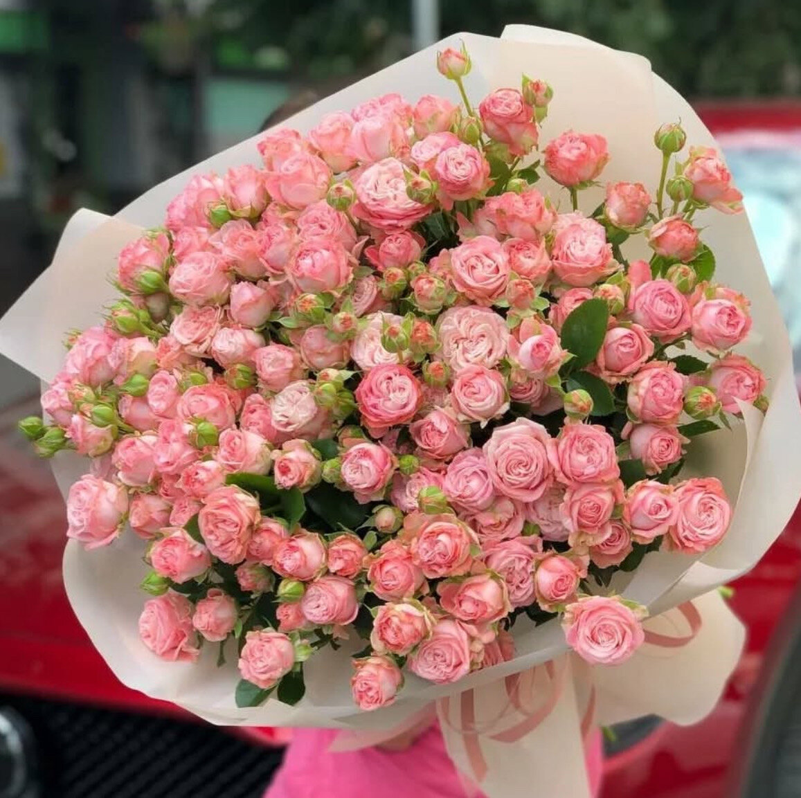 Нежный букет из 45 розовых кустовых роз в дизайнерской белой упаковке