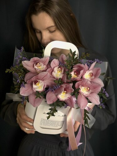 Изображение товара Композиция из живых цветов "Сумка с орхидеей розовой" -7 штук