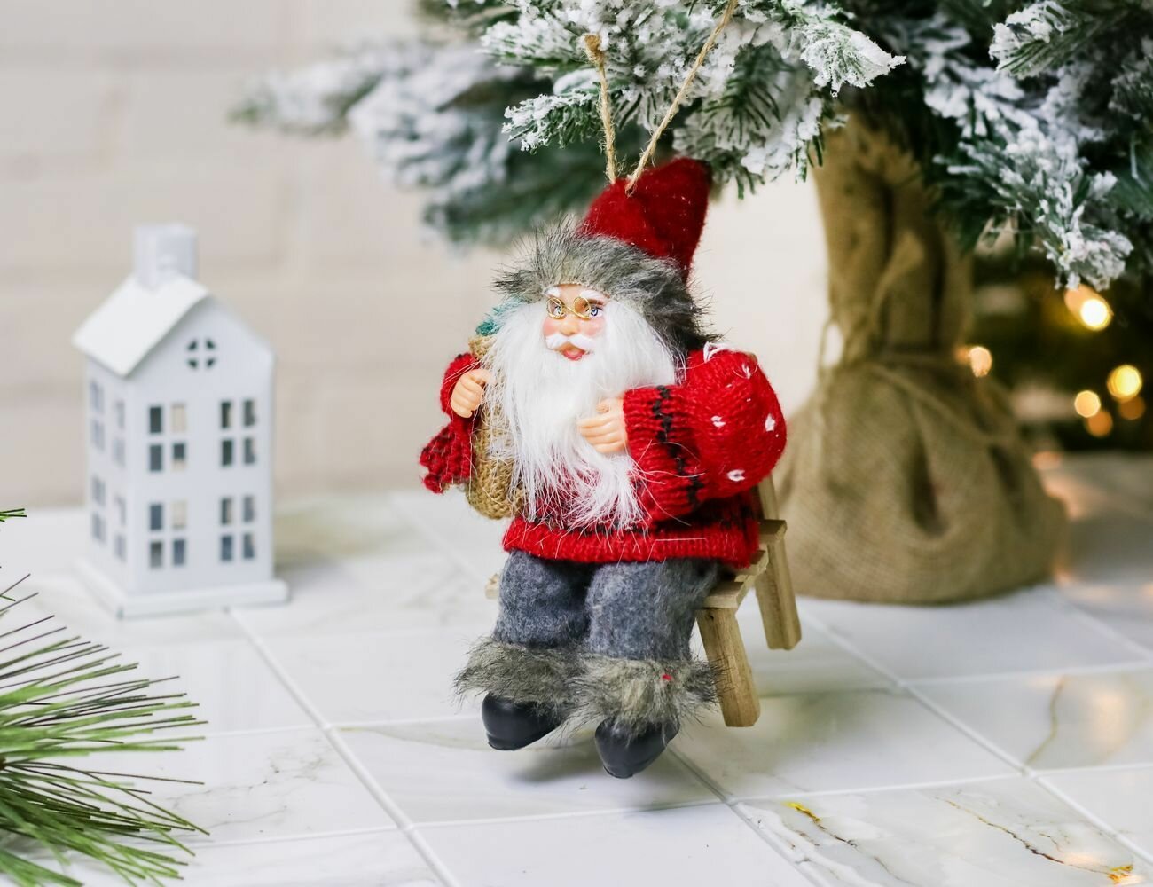 Елочная игрушка каникулы санты - отдых на скамейке дерево текстиль 13 см Kaemingk 943859-1