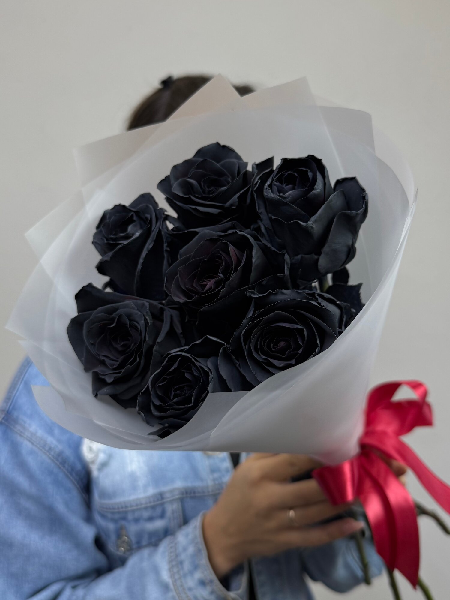 Букет из 7 черных роз Эквадор в матовой упаковке с красной атласной лентой