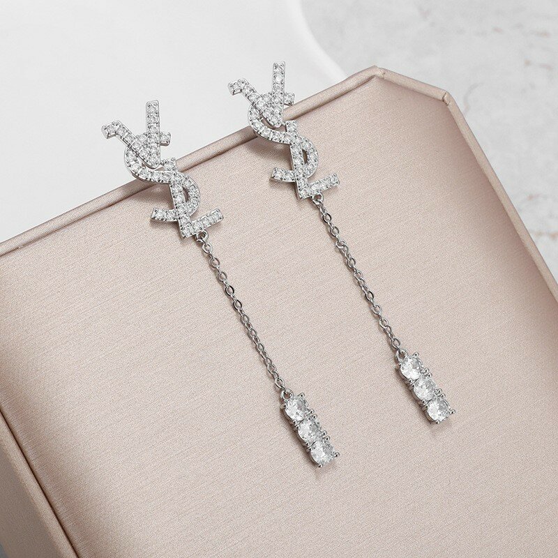 Серьги пусеты, Swarovski Zirconia, размер 35 мм, серый меланж — фото 1