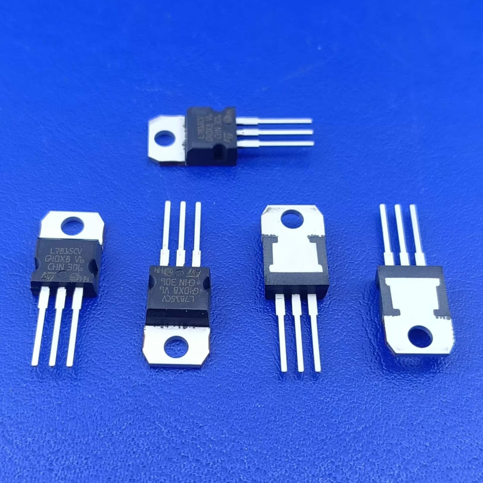 Лот 5 штук L7815CV Линейный стабилизатор напряжения 15V 1,5A TO-220 7815