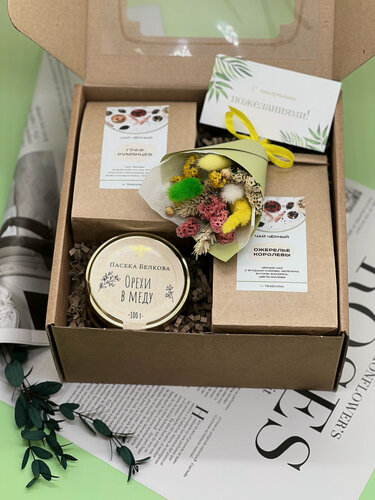 Изображение товара Подарочный набор "Букет на 8 марта", авторский чай, мед с орехами, 390 г