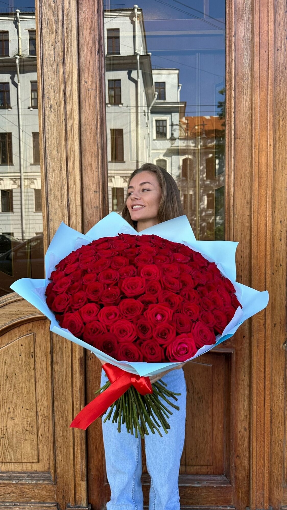 Цветы живые букет из 101 красной розы (60 см) в голубой упаковке