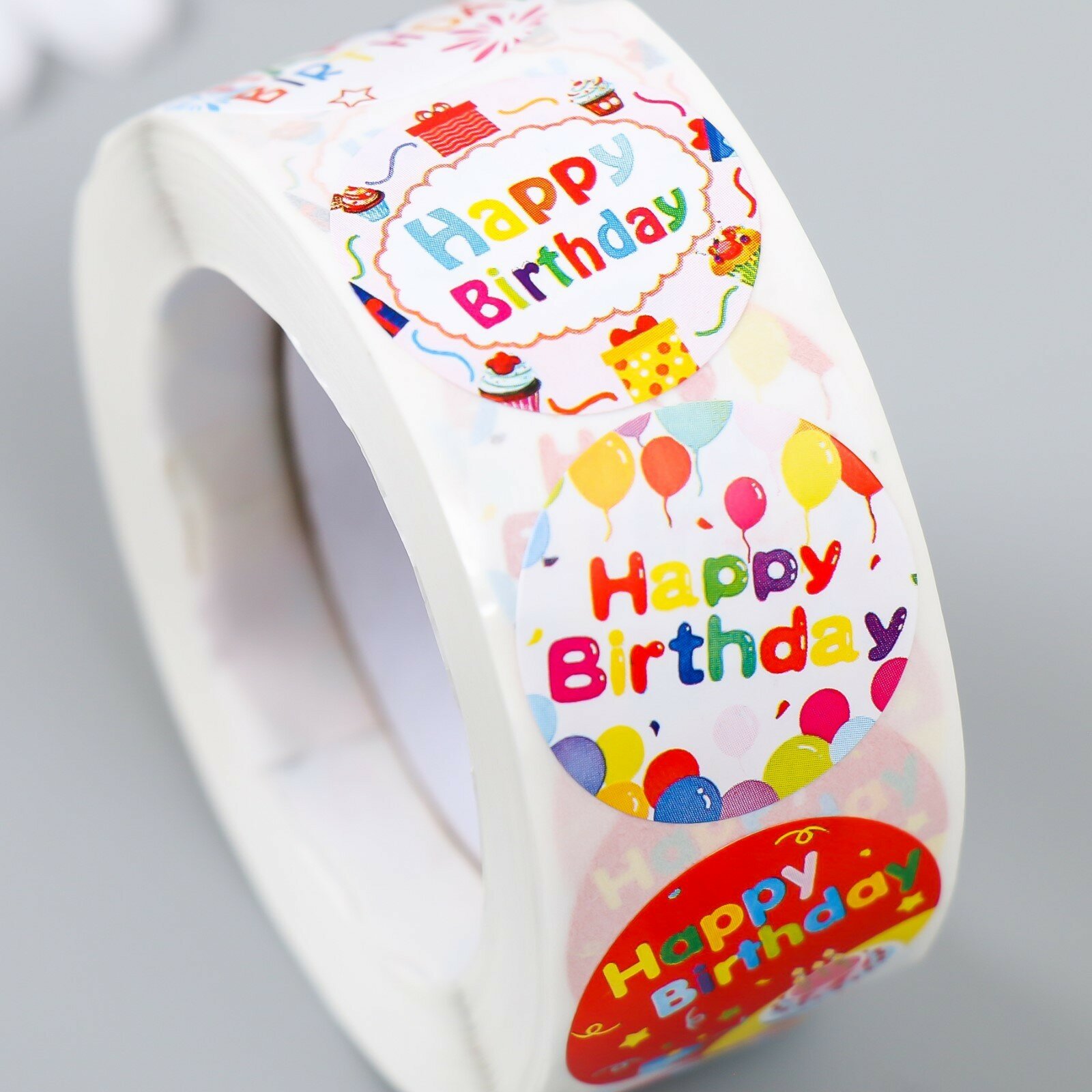 Наклейка бумага "С днём рождения!" d=2,5 см 500 шт в рулоне 3х6,5х6,5 см