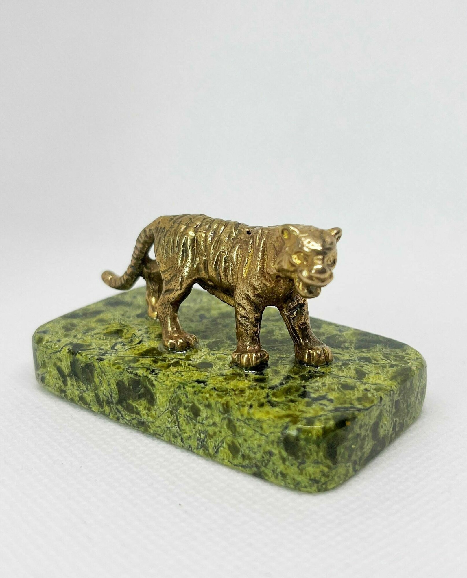 Сувенир из камня змеевик Тигр из бронзы