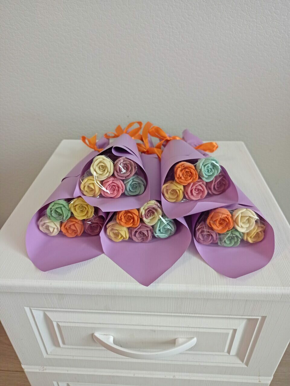 Шоколадные букеты розы оптом Первая Букетная Москва SND236  белый шоколад без ГМО подарочный набор 5 букетов по 5 роз