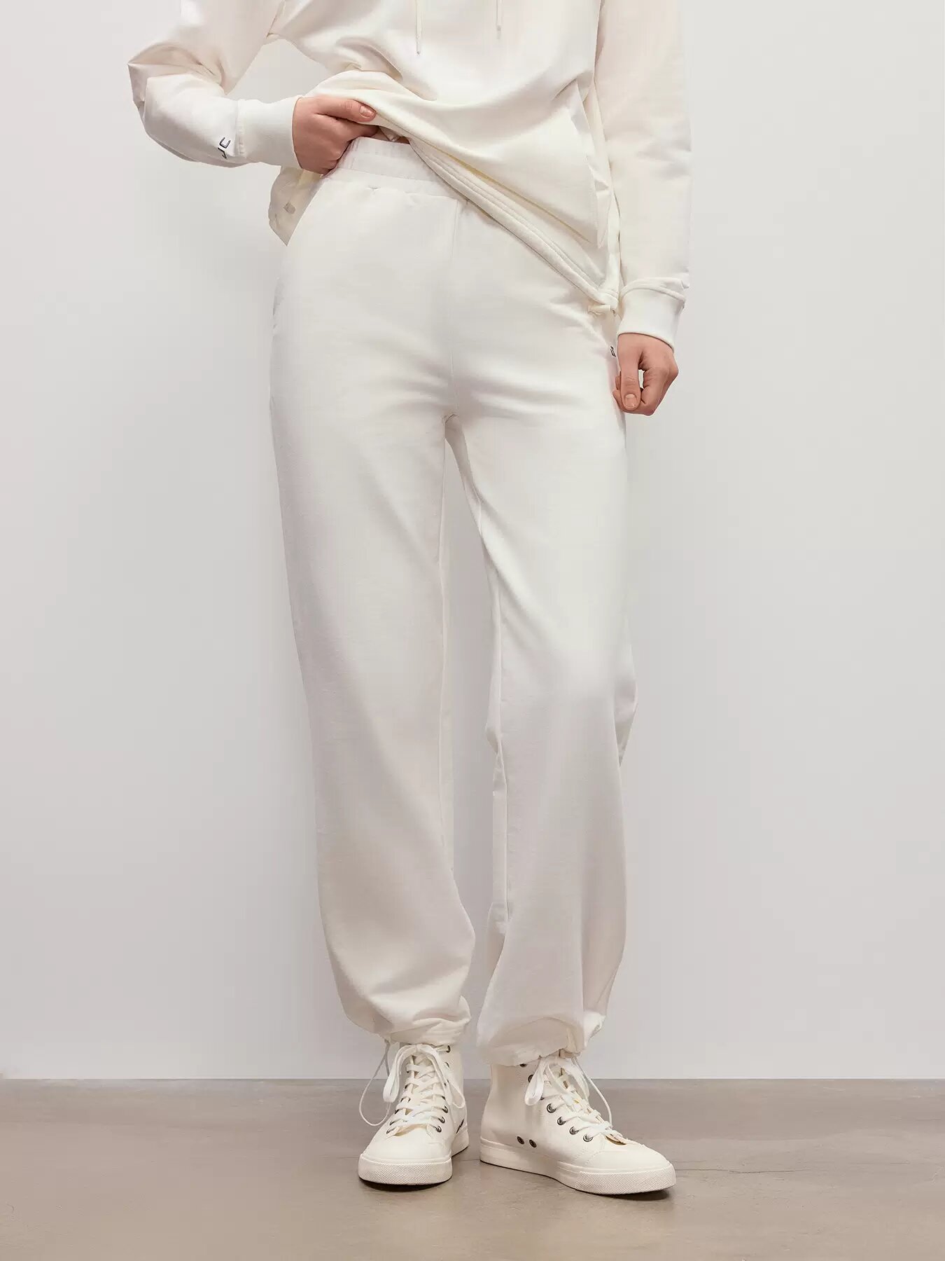 Брюки спортивные JUST CLOTHES Белый. Декор вышивка логотипа. Пояс резинка, шнурок. Карманы спереди 2 б/заст, сзади нет. Утяг кулис, размер 44, белый — фото 1