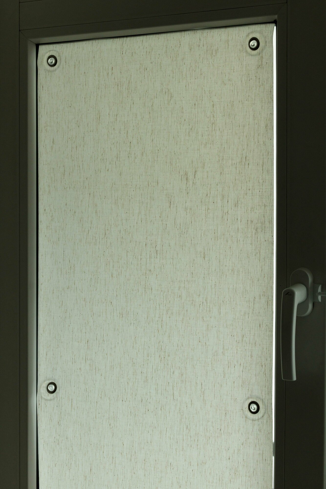 Портативные шторы на присосках "Сахара" серый 78x115 - фотография № 3