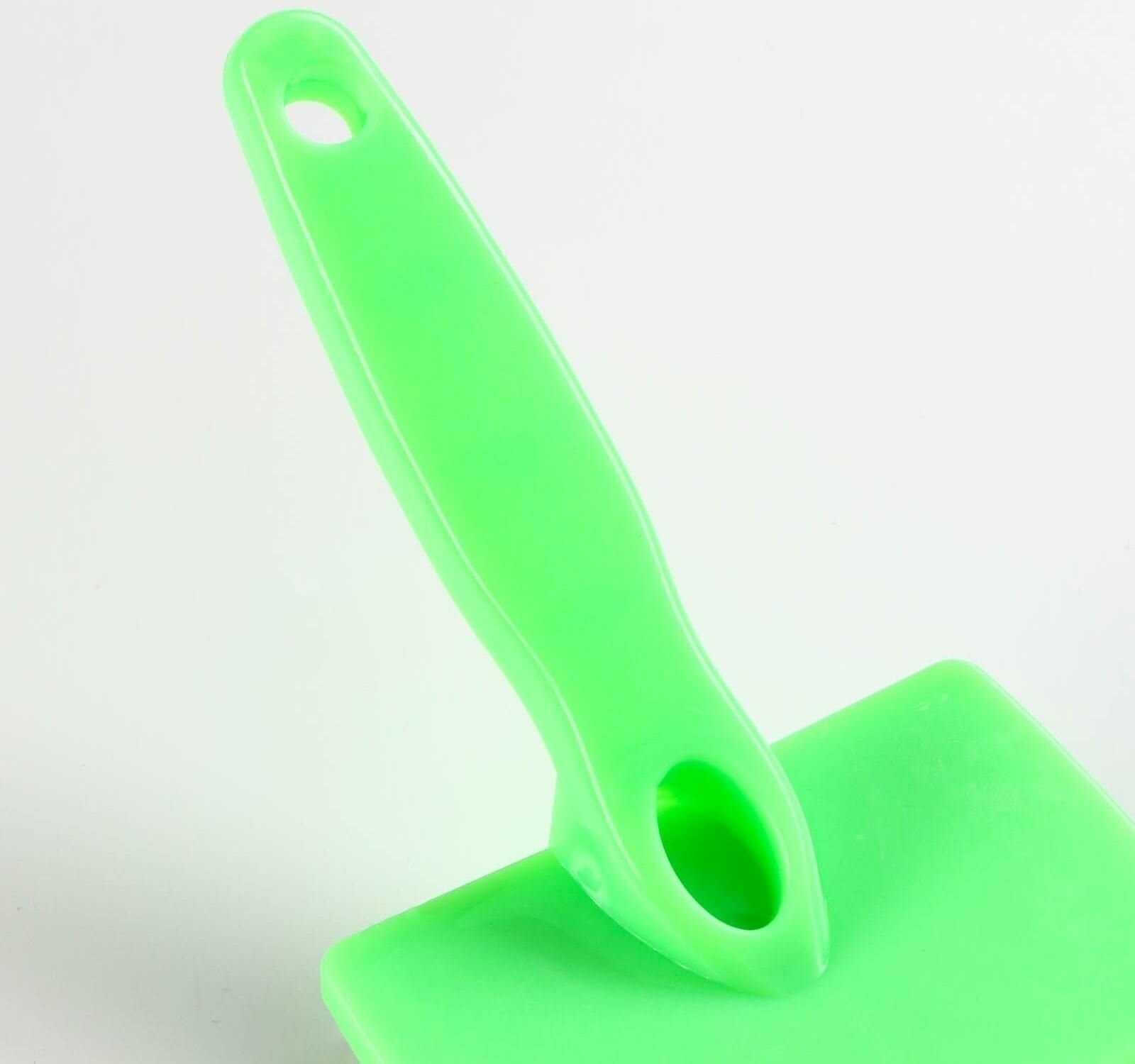 Пуходерка пластиковая мягкая с закругленными зубьями, средняя, 9 х 15,5 см, зелёная - фотография № 9