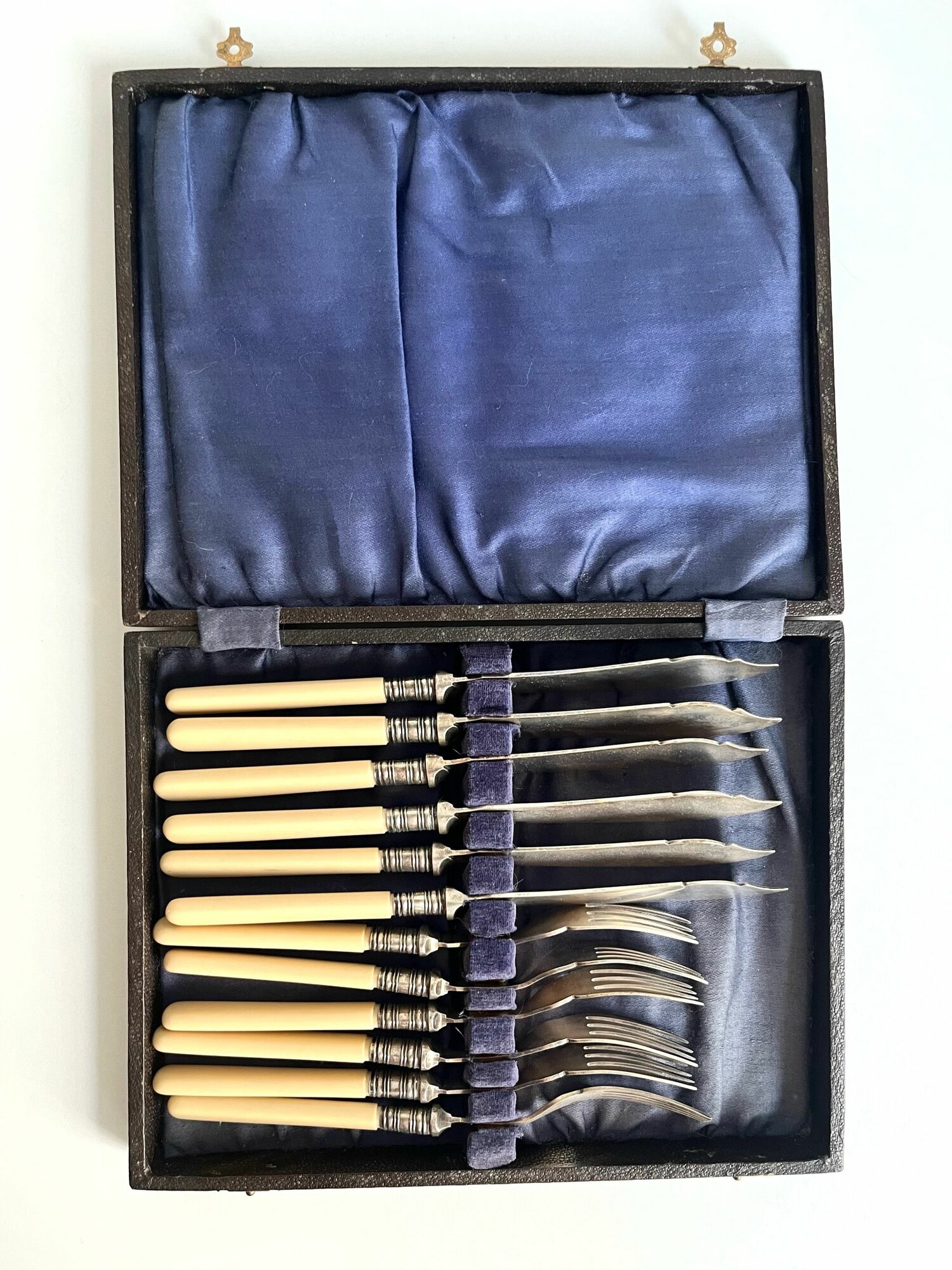 Набор винтажных столовых предметов. 12 предметов. В родной коробке. Ручка: имитация кости. Англия. E&M. EP.