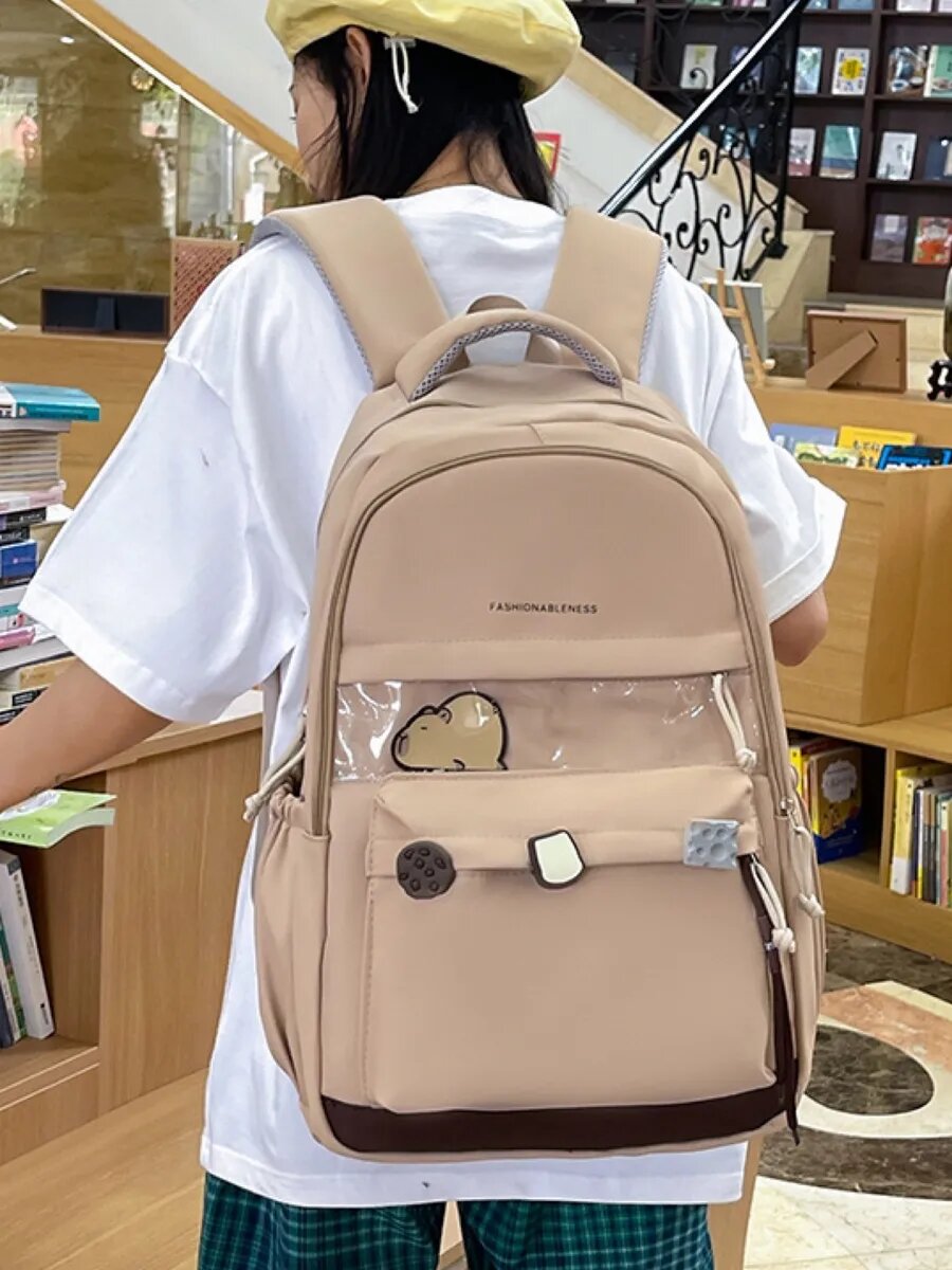 Рюкзак с капибарой и значками — фото 1