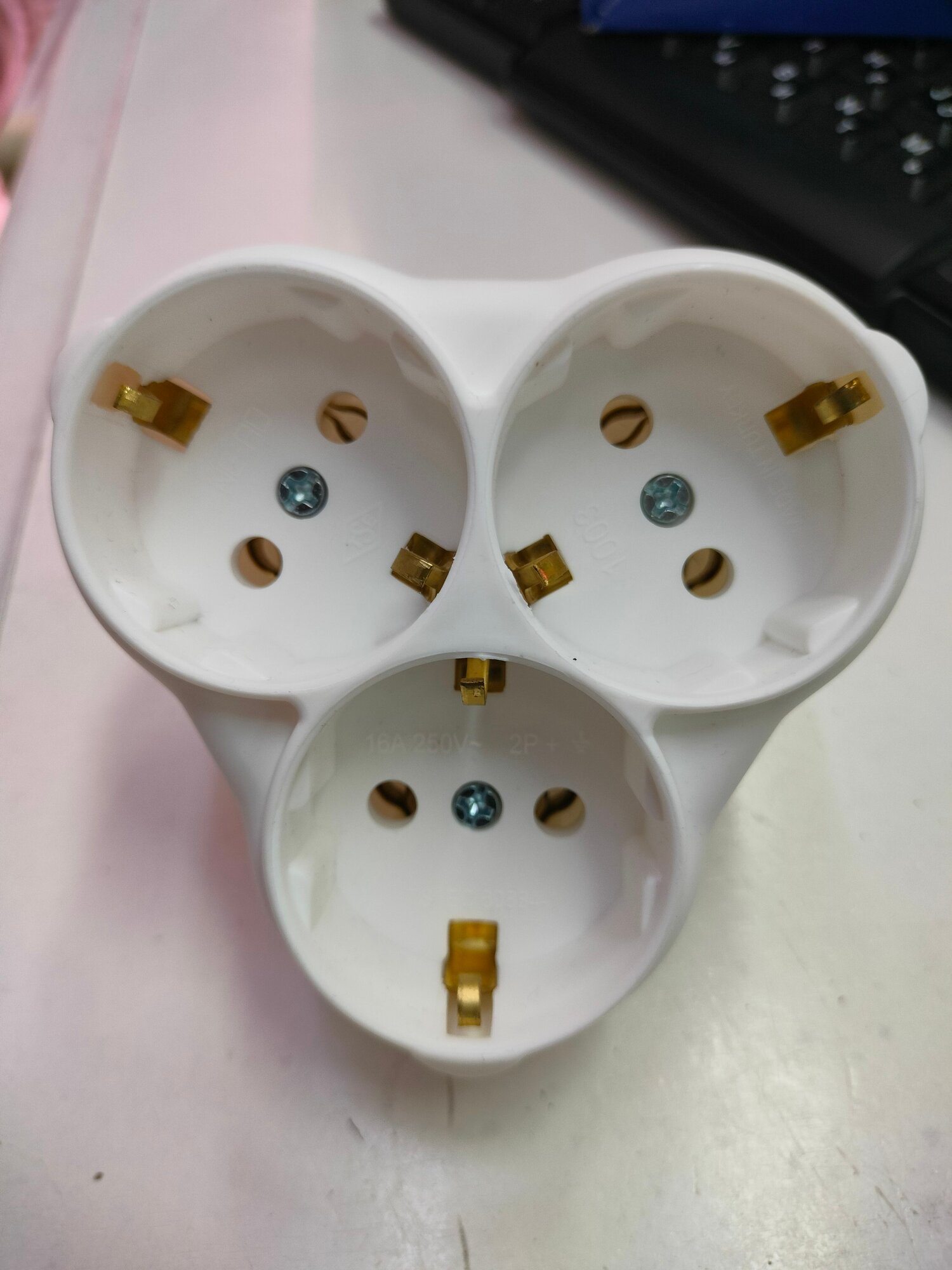 Разветвитель 3-гн с заземлением (треугольник) 16А 250В IP20 NE-AD