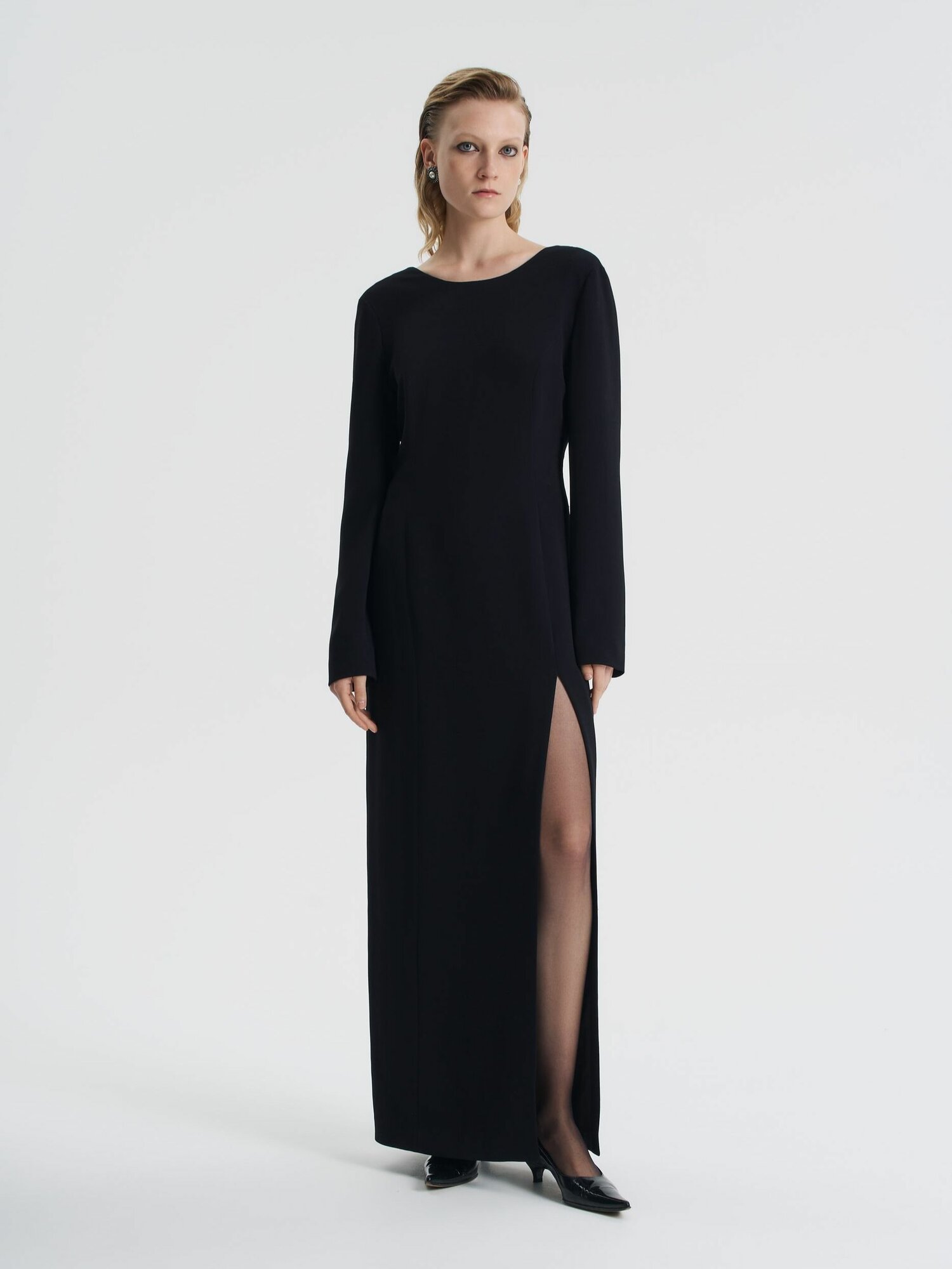 Платье в пол с вырезом на спине