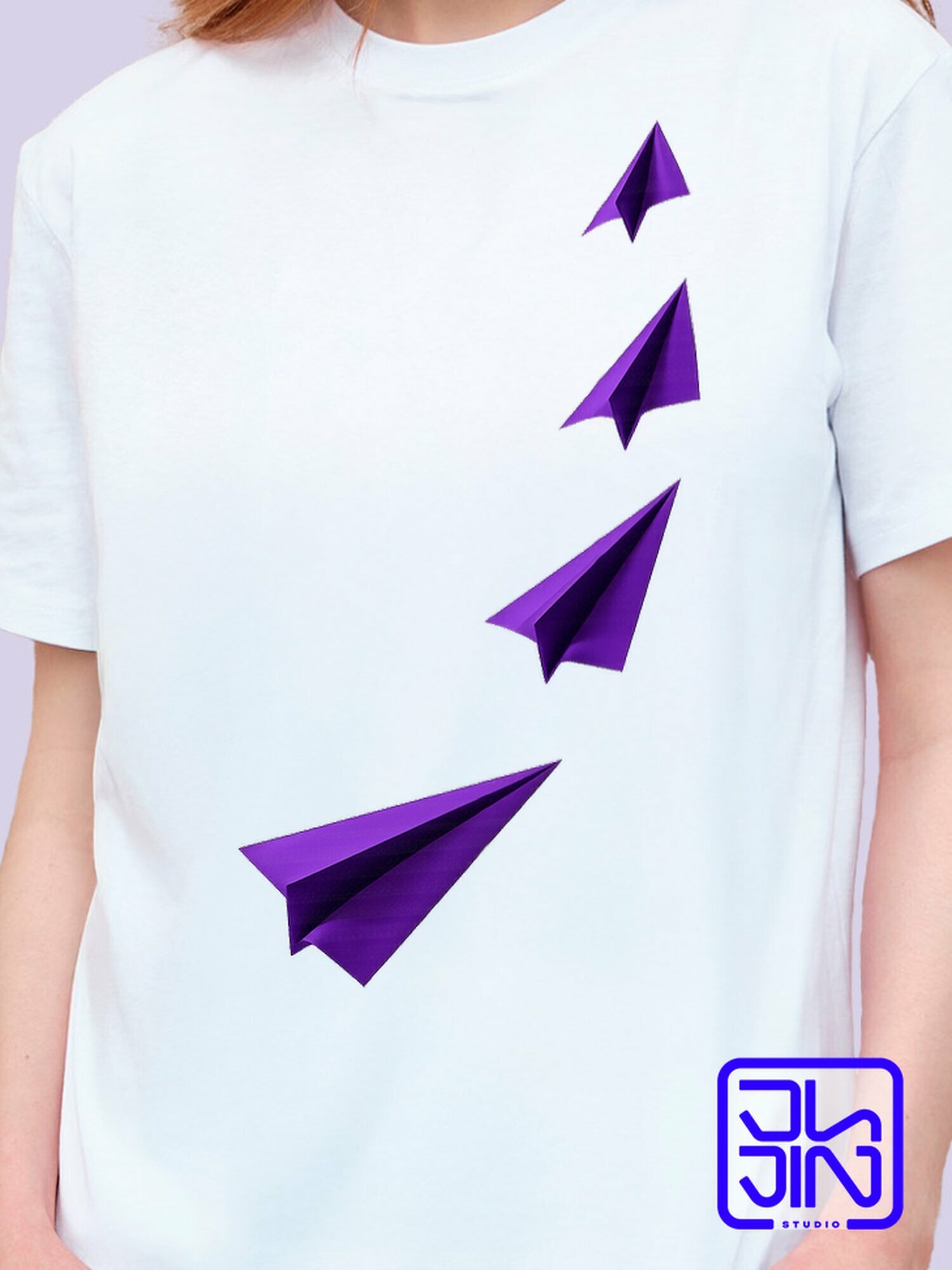 Футболка классическая женская с авторским принтом Минималистичная фиолетовая композиция с бумажным самолетиком на белом фоне, белый хлопковый трикотаж с прикольным рисунком на груди