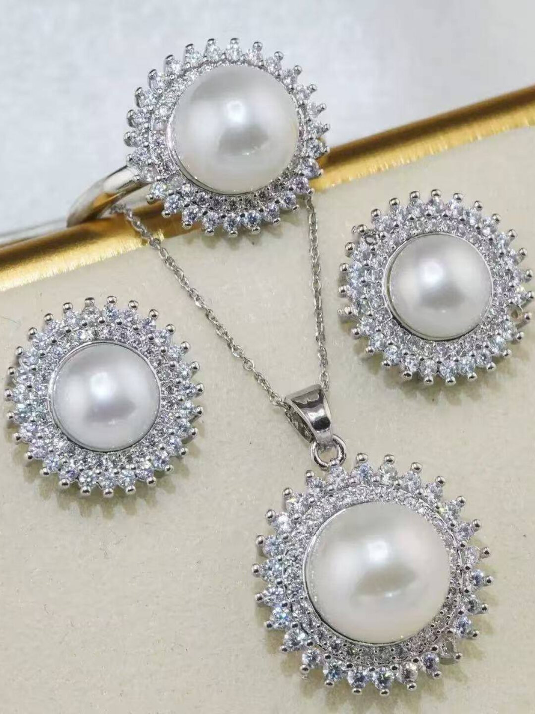 Комплект бижутерии: серьги, цепь, кольцо