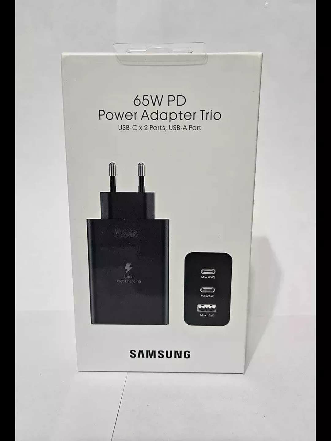 Сетевой зарядный адаптер с 3 портами USB-C PD 65W чёрного цвета для быстрой зарядки.