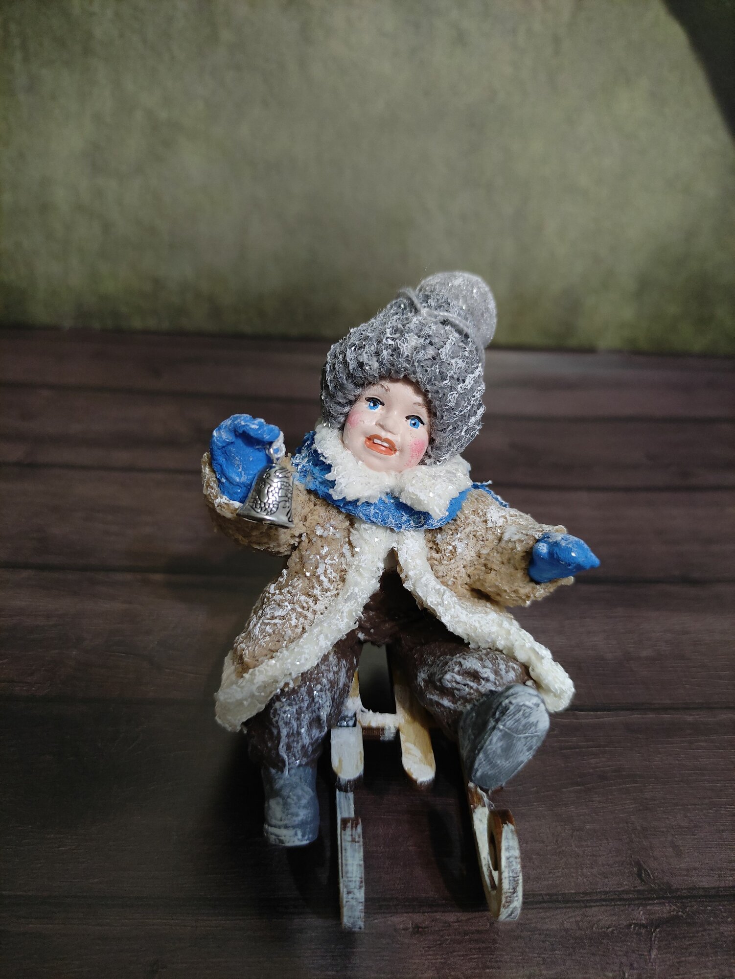 Ватная игрушка Мальчишка на санках с колокольчиком