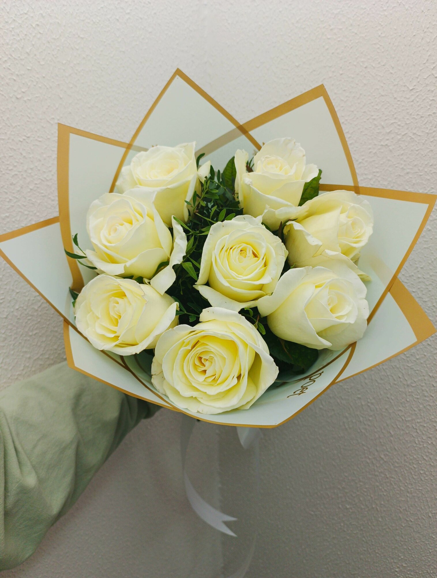 Букет из 9 белых роз. LOLARED букет 7386. высота 50 см ширина 20 см