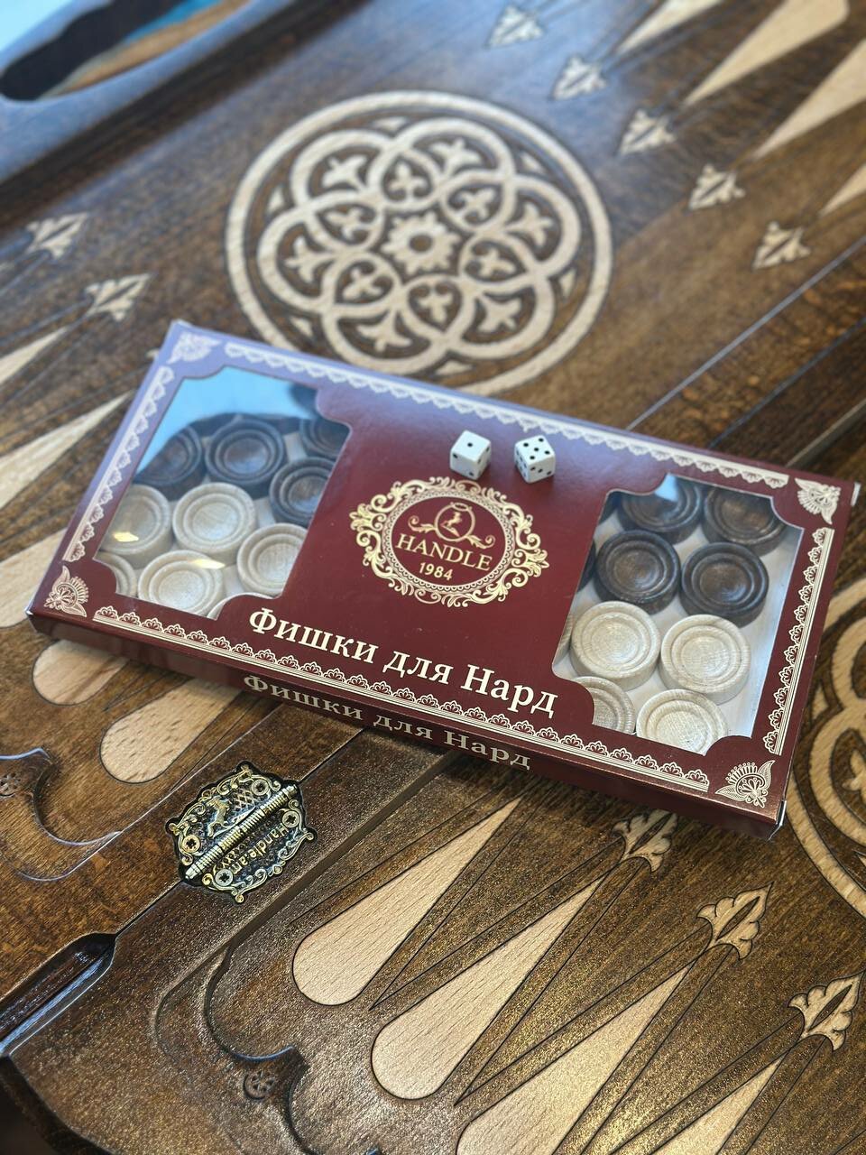 Резные нарды Handle "Лев в защите", ручная работа, дерево, складной механизм, темно-коричневые — фото 1