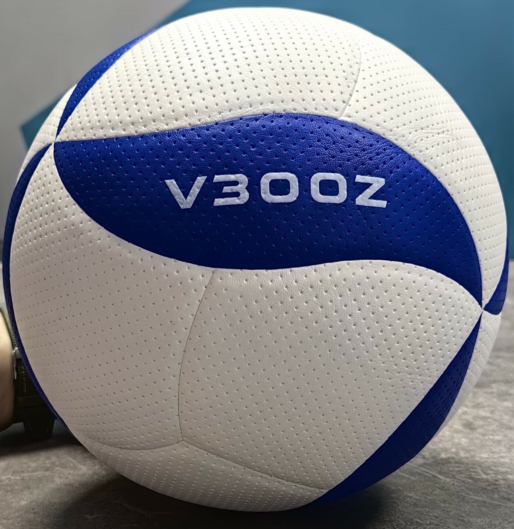 Мяч волейбольный FINT V300Z, 18 склеенных панелей, размер 5, Синий-белый цвета. Россия — фото 1