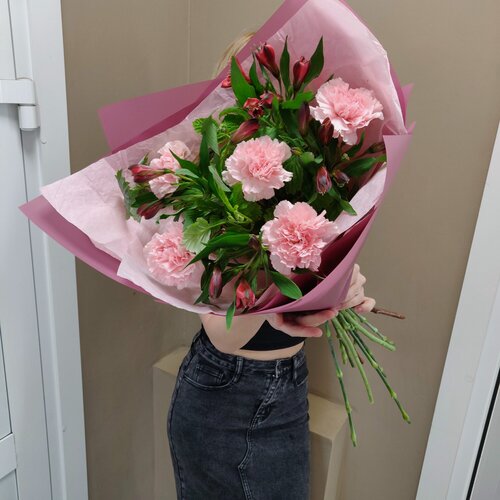 Изображение товара Живые цветы букеты. Эффектный букет диантусов и альстромерии с веточками малины.