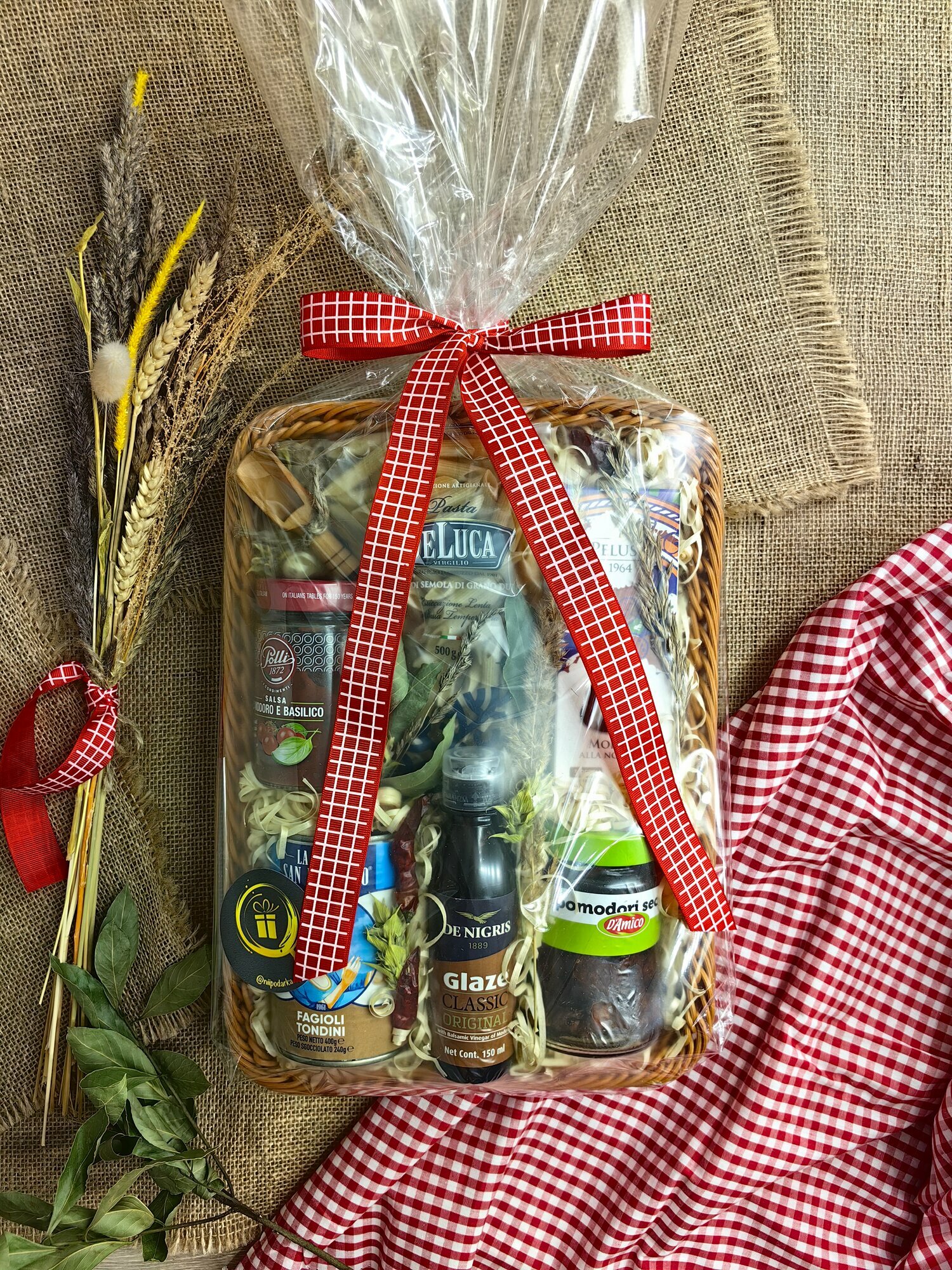 Подарочный набор Корзина итальянских продуктов: паста с неаполитанским соусом