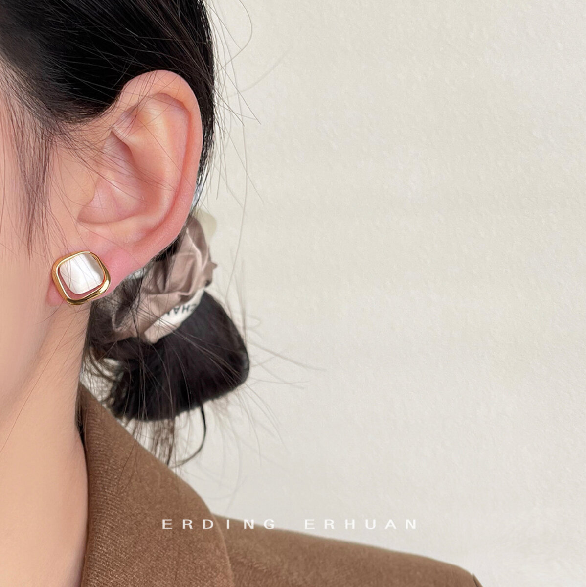 Серьги пусеты Стайл Групп, опал синтетический, размер 21 мм, золотистый — фото 1