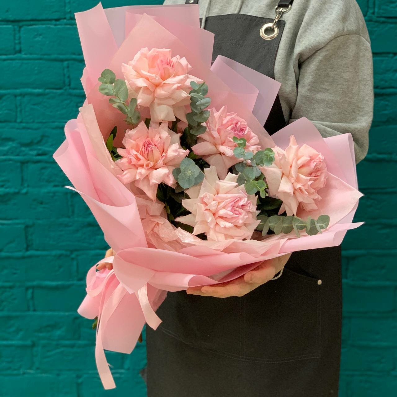 Букет из 5 розовых французских роз и эвкалипта