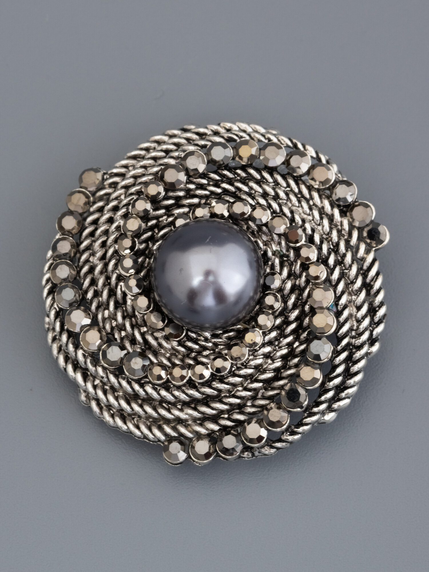 Брошь ЖемАрт, жемчуг имитация, кристалл, 1 шт., серый/серебристый — фото 1