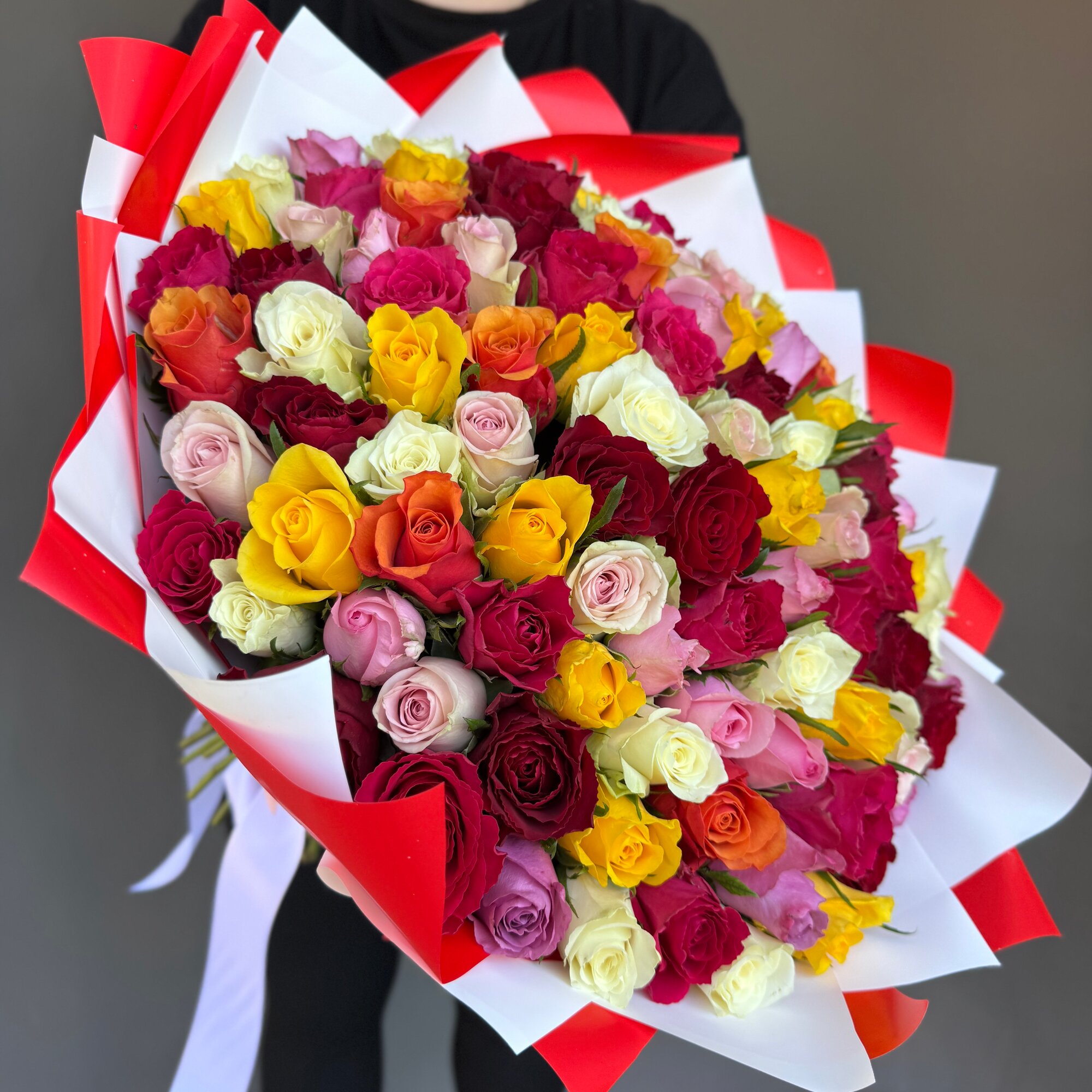 Розы Кения 41 шт Микс Прайс 40 см (на фото 100 шт) в терракот упаковке арт. 10111843 - Просто роза ру